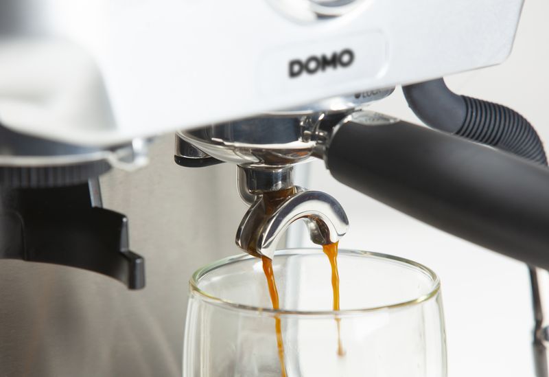 Pákový kávovar s mlýnkem na kávu - DOMO DO725K